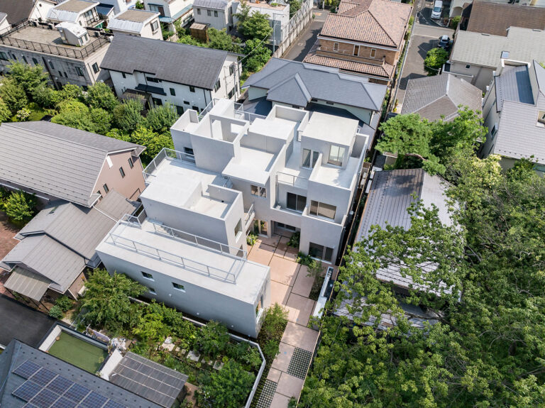 長谷川豪が自身の作品集『Go Hasegawa Works』について解説している