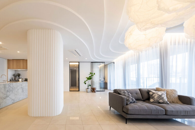 ゲルハルト・リヒターによる彫刻作品「STRIP-TOWER」。自身の